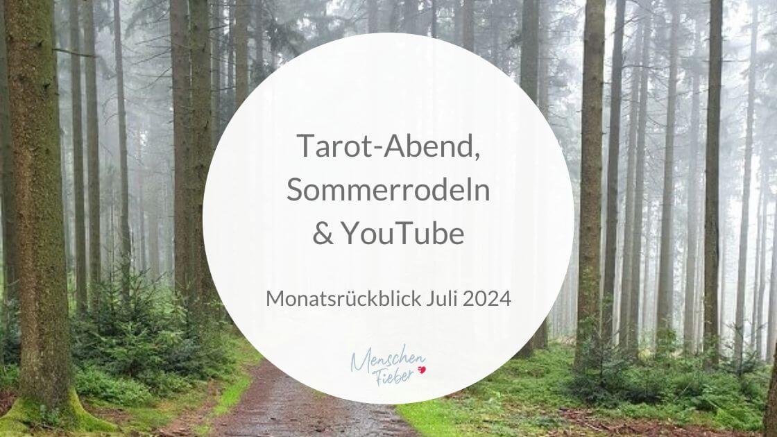 Waldweg im Nebel mit der Aufschrift: Tarot-Abend, Sommerrodeln und YouTube - Monatsrückblick Juli 2024