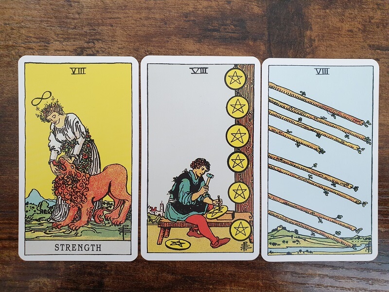 3 Tarotkarten auf einem Holztisch