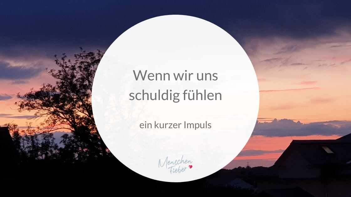 Baum im Sonnenuntergang mit bewölktem Himmel und der Aufschrift: Wenn wir uns schuldig fühlen - ein kurzer Impuls