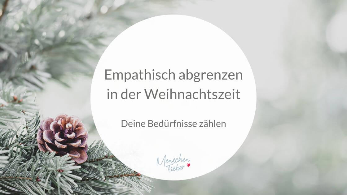 Tannenbaum mit Zapfen und der Aufschrift: Empathisch abgrenzen in der Weihnachtszeit, deine Bedürfnisse zählen