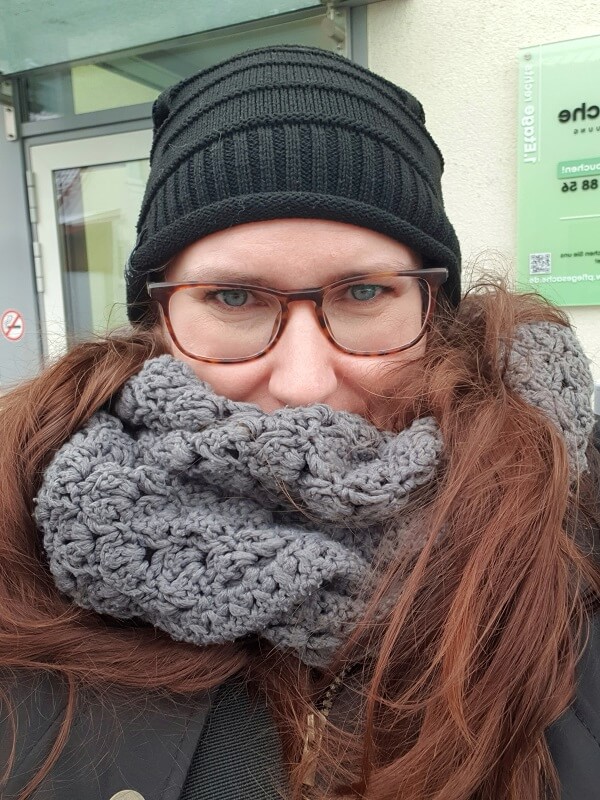 Anett, eingemummelt in dicke Winterkleidung