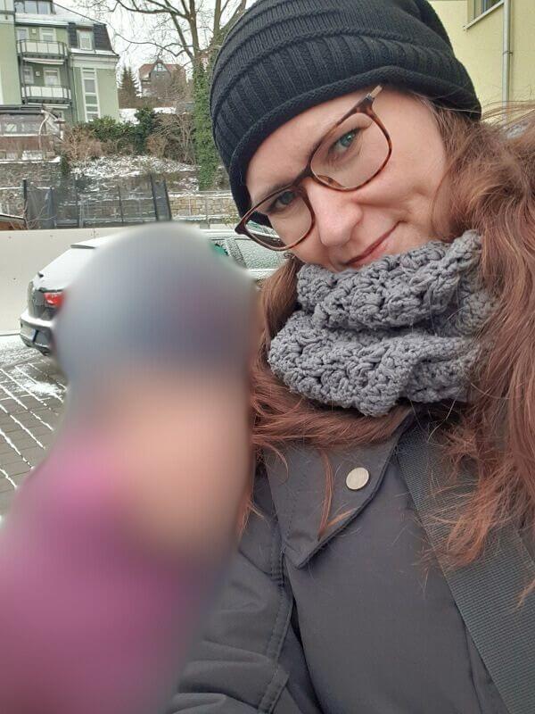 Anett mit ihrer Tochter, draußen, kurz vor einem Winterspaziergang