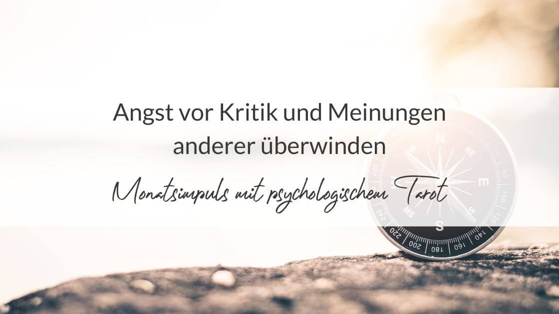 Kompass im Sonnenlicht mit der Aufschrift: Angst vor Kritik und Meinungen anderer überwinden - Monatsimpuls mit psychologischem Tarot