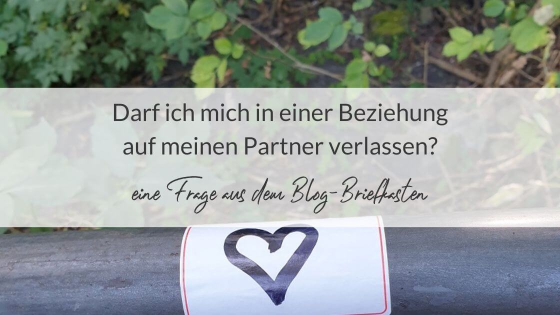 Auf einem Geländer im Wald klebt ein Aufkleber. Auf diesen wurde mit Edding ein Herz gemalt. Das Foto hat die Aufschrift: Darf ich mich in einer Beziehung auf meinen Partner verlassen? | eine Frage aus dem Blog-Briefkasten